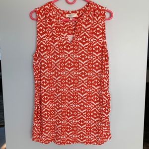 Sleeveless maternity shirt